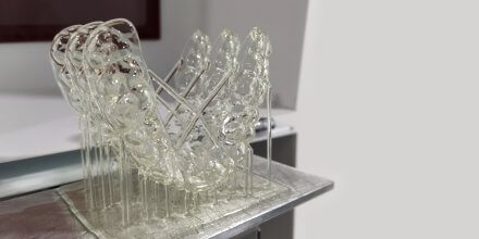 allineatori trasparenti su piatto di stampante 3D